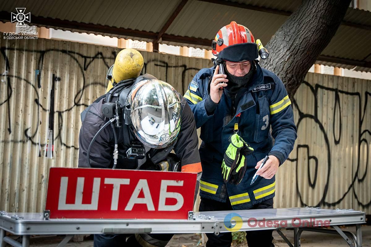 В центрі Одеси горів ресторан «Котелок» (фото, відео)