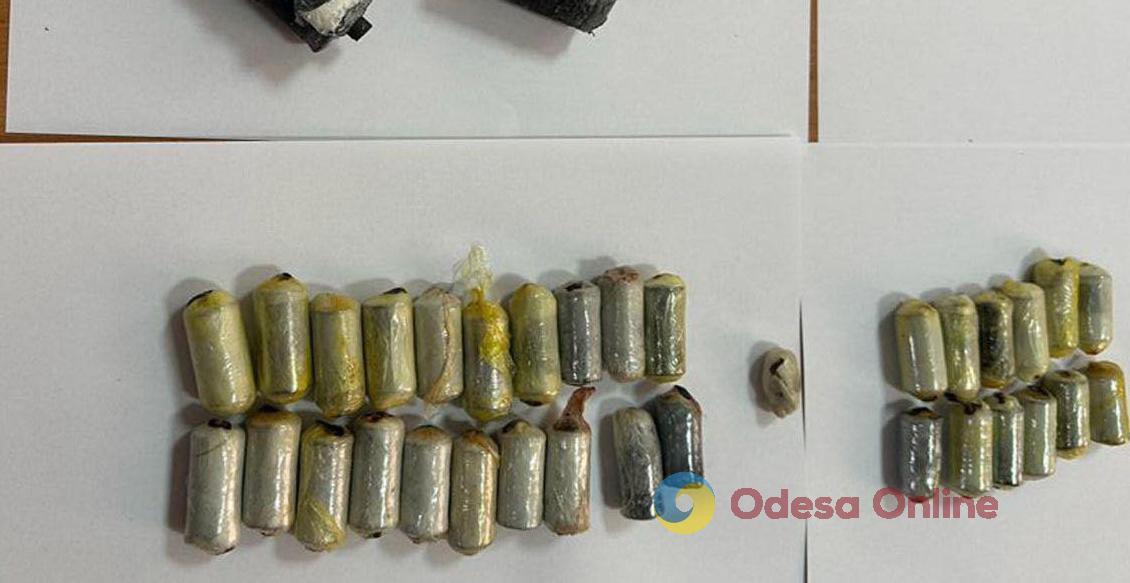 СБУ: наркокурьер вез через границу в желудке в Одессу кокаин на 3,5 млн гривен