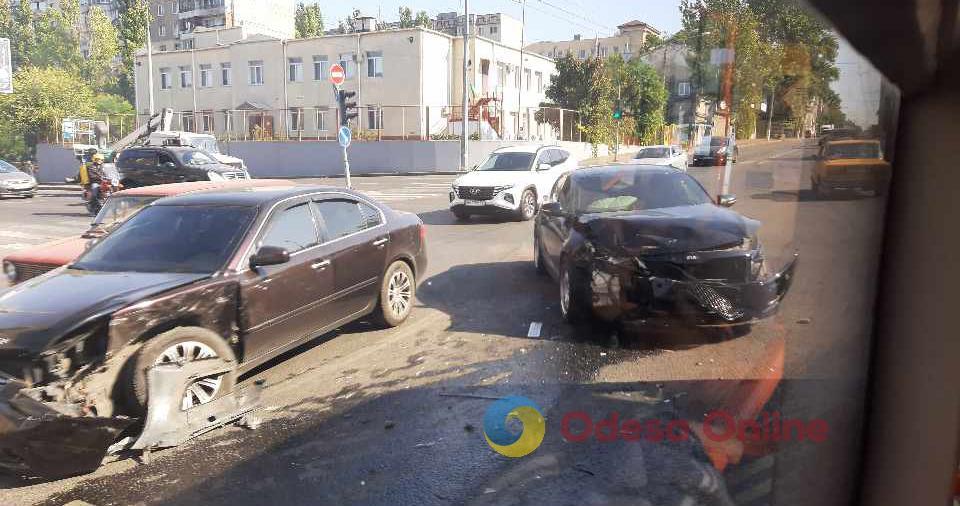 ДТП в Одесі: дві іномарки спровокували пробку у бік Іванівського мосту