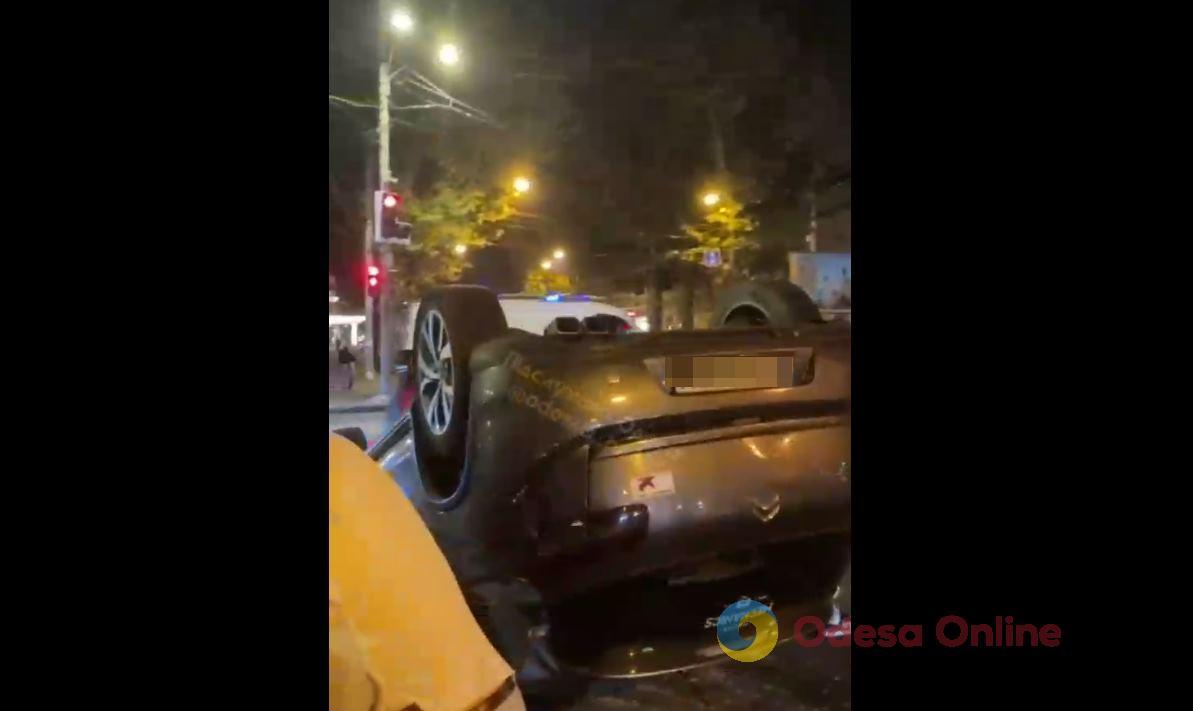 У центрі Одеси внаслідок ДТП перекинулося авто (відео)