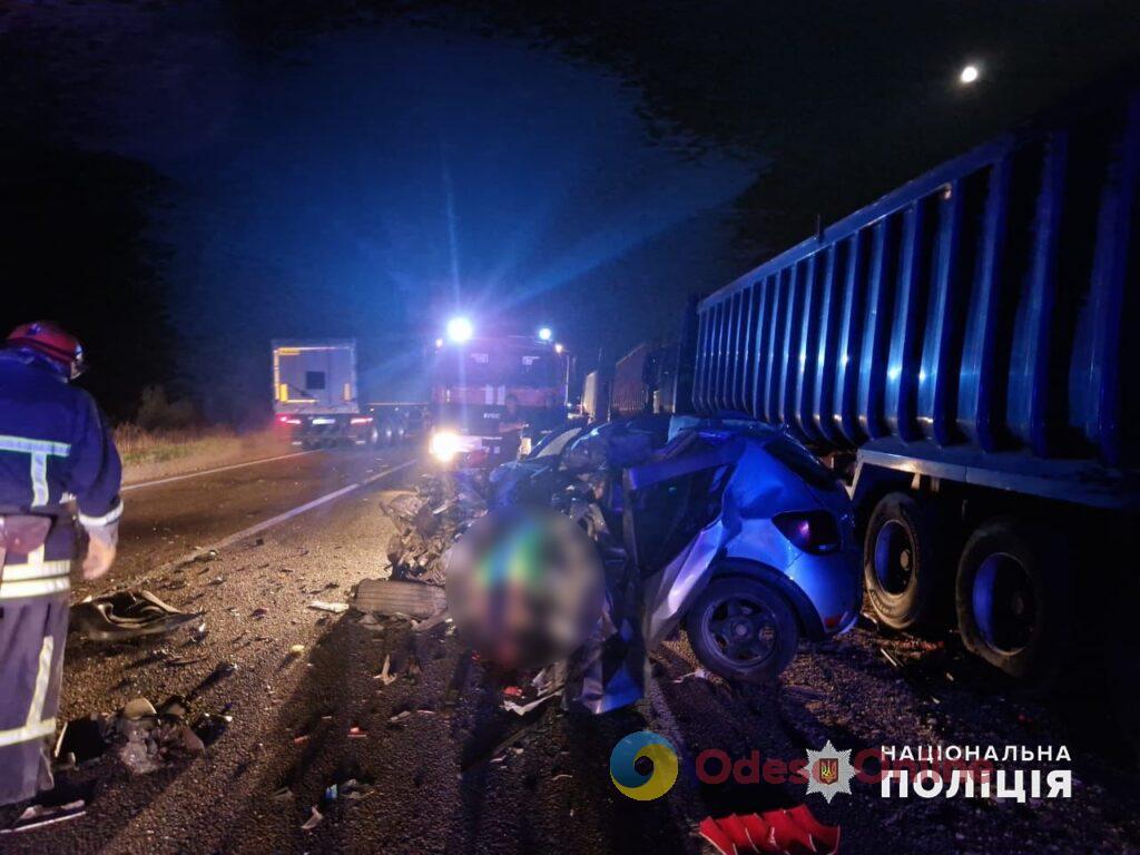 На дороге Одесса – Рени погиб человек: кроссовер на полной скорости врезался в грузовик