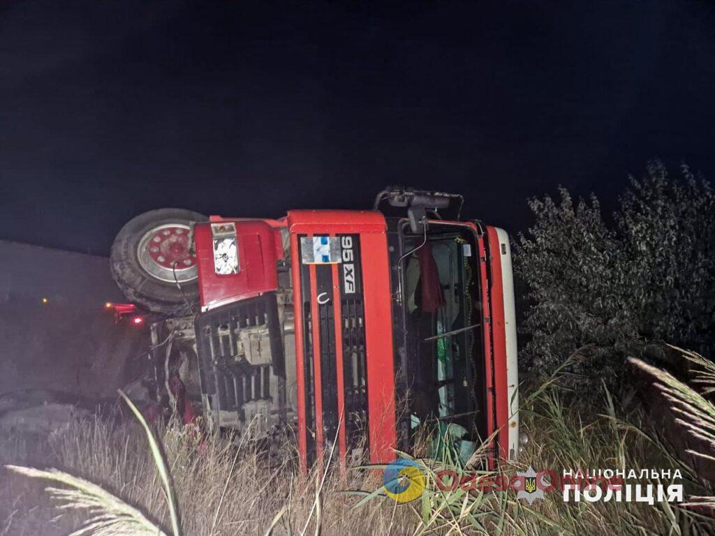 На дорозі Одеса – Рені загинула людина: кросовер на повній швидкості врізався у вантажівку