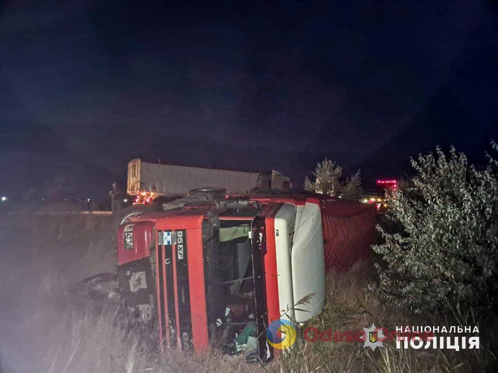 На дорозі Одеса – Рені загинула людина: кросовер на повній швидкості врізався у вантажівку