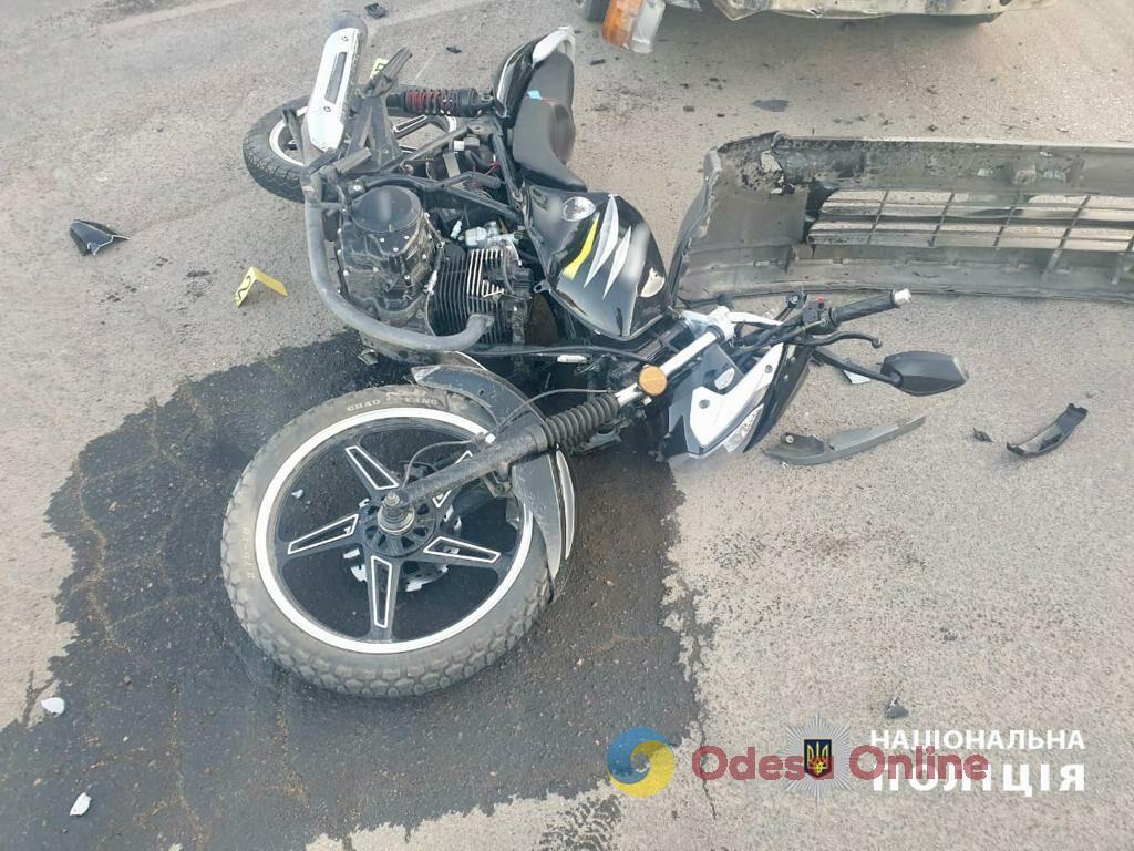 В Одесской области пьяный водитель микроавтобуса сбил мотоциклиста (фото)