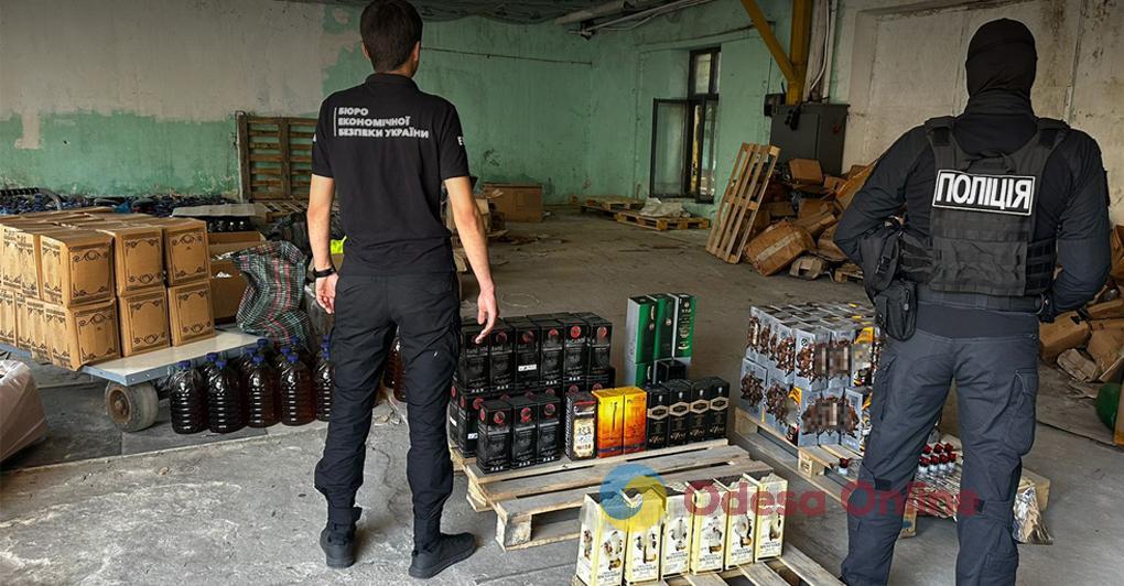 У производителей контрафактного алкоголя в Одессе изъяли товар и оборудование на 1,5 млн гривен