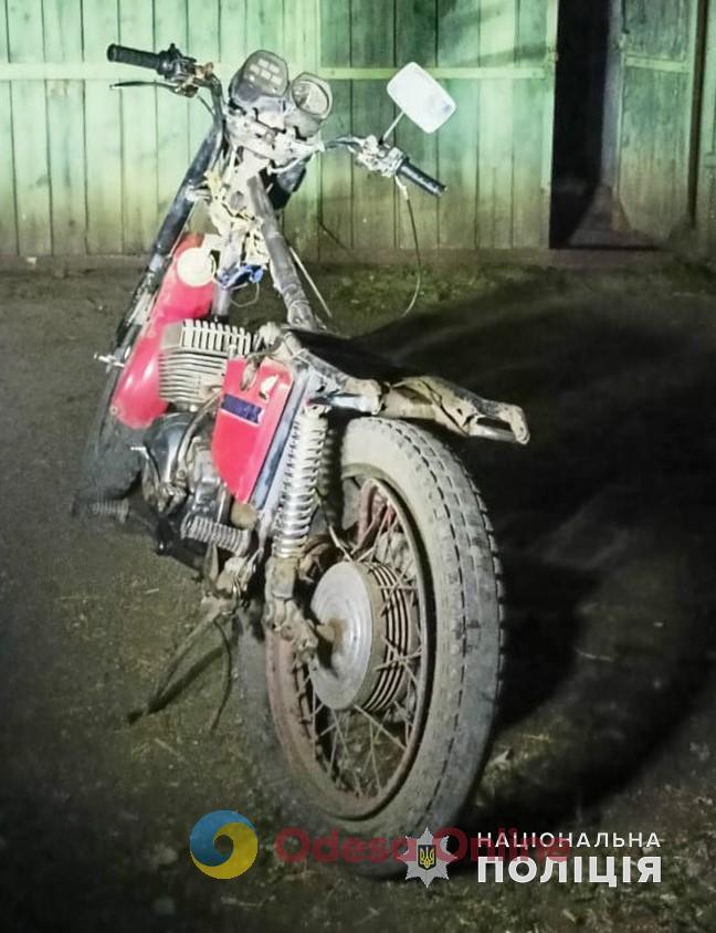 Двое пьяных жителей Одесской области на BMW въехали в припаркованный мотомцикл и украли его
