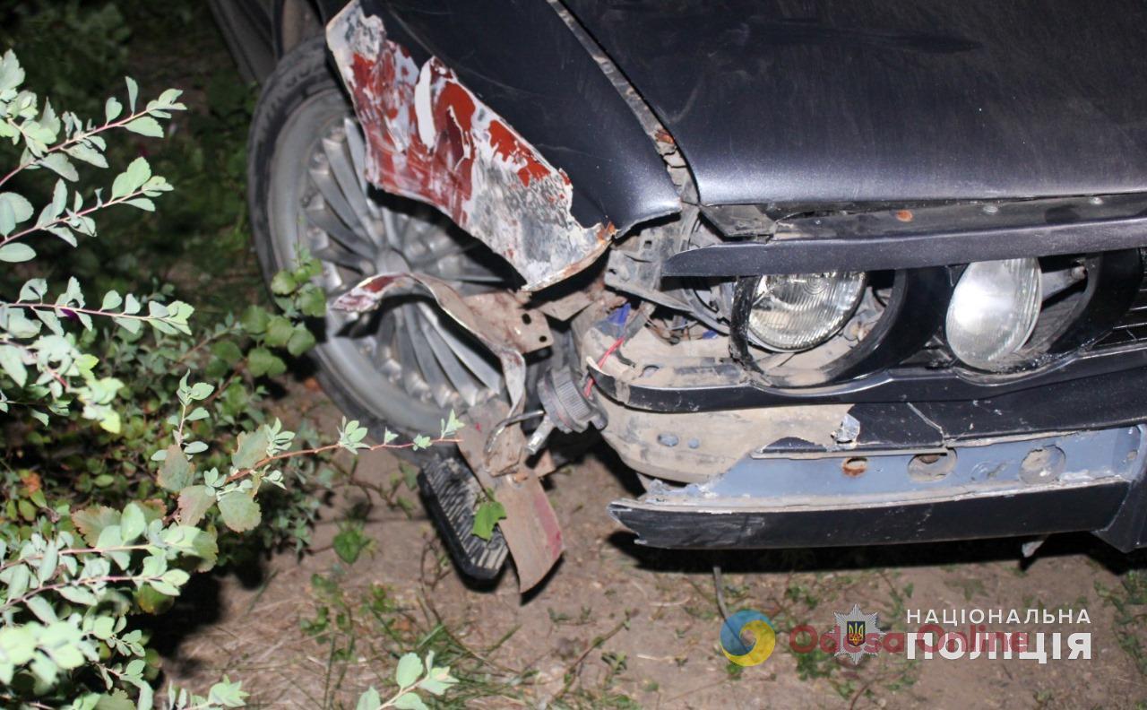 Двоє п’яних жителів Одещини на BMW в’їхали у припаркований мотоцикл і вкрали його