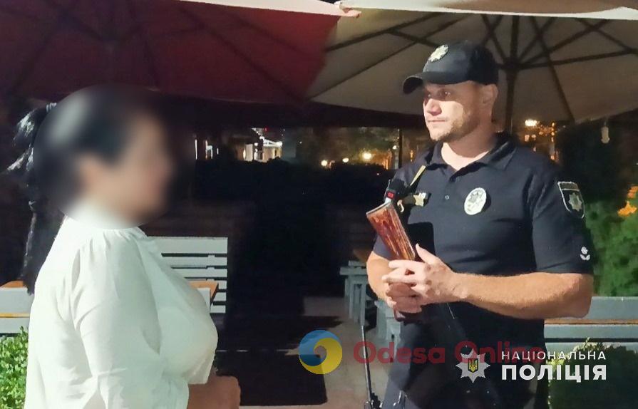 Зброя, наркотики, торгівля алкоголем: правоохоронці провели нічний рейд у Київському районі Одеси