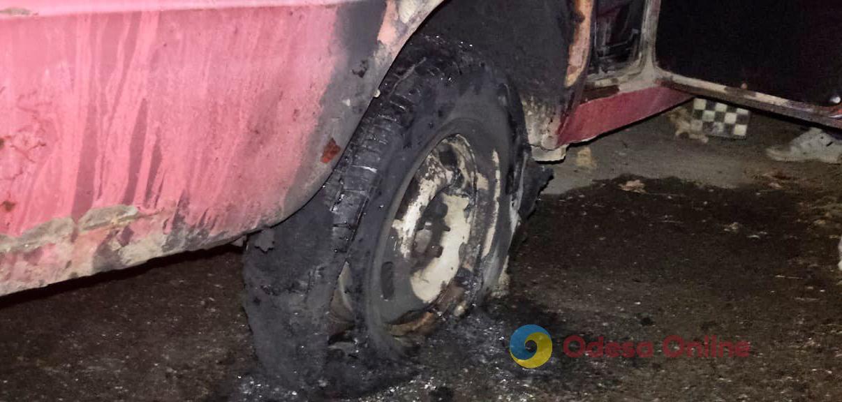 Житель Одесского района из-за обиды поджег автомобиль соседа