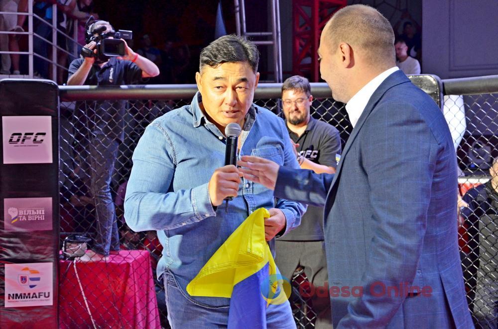 На турнірі з ММА в Одесі придбали прапор України з автографом генерал-майора Марченка за 400 тисяч гривень