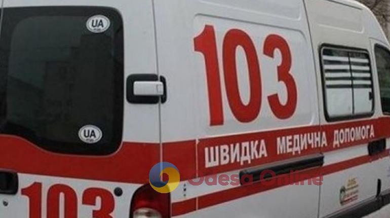 На трасі Одеса-Рені вантажівка з’їхала у кювет та перевернулася – постраждав водій