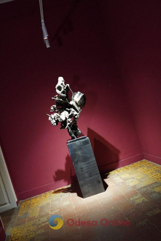 «Исследование зла»: в Одесском художественном музее открылась выставка скульптора Михаила Ревы (фото)