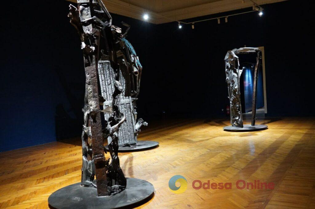 «Дослідження зла»: в Одеському художньому музеї відкрилася виставка скульптора Михайла Реви (фото)