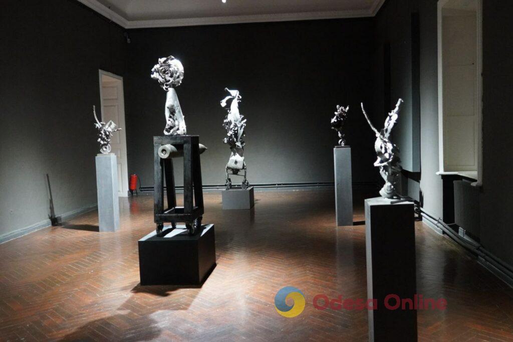 «Дослідження зла»: в Одеському художньому музеї відкрилася виставка скульптора Михайла Реви (фото)