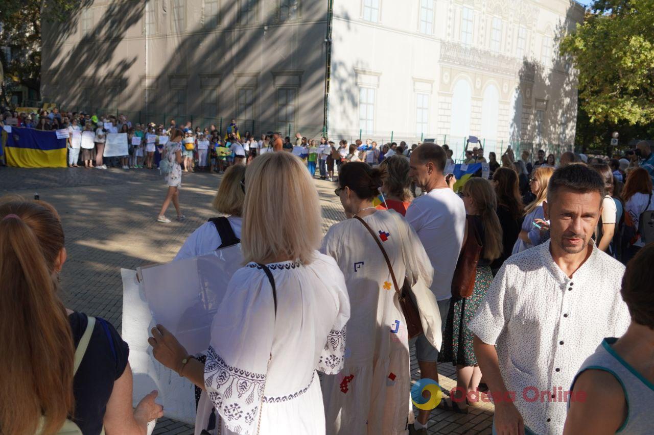«В першу чергу ЗСУ»: під одеською мерією мітингувальники вимагали переглянути розподіл бюджету (фото, відео)
