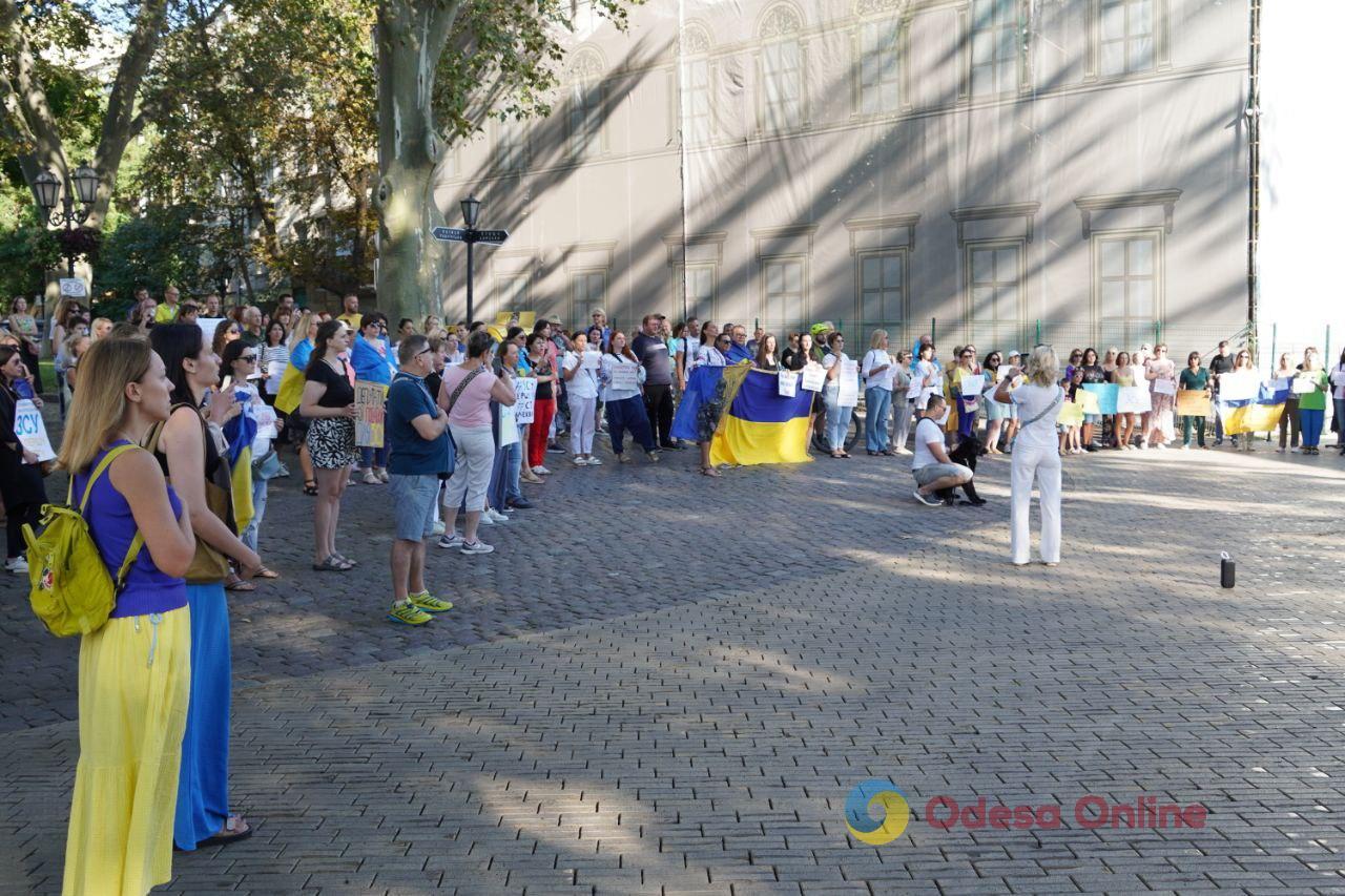 «В першу чергу ЗСУ»: под одесской мэрией митингующие требовали пересмотреть распределение бюджета (фото, видео)