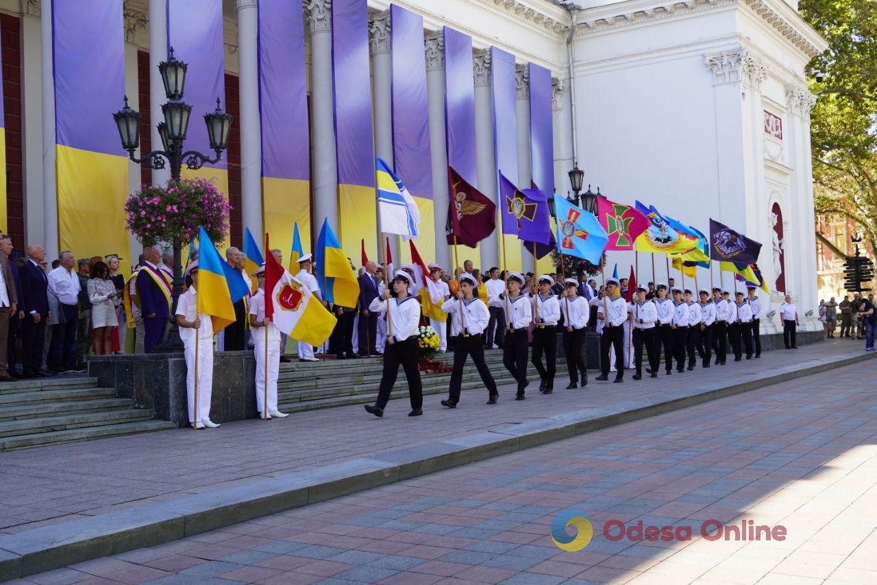 День міста: на Думській площі підняли прапор та погасили марку, яка присвячена Одесі