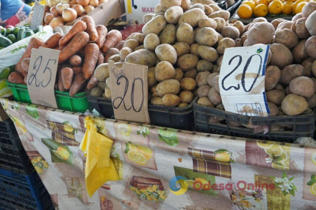Курица, грибы и перец: субботние цены на одесском Привозе