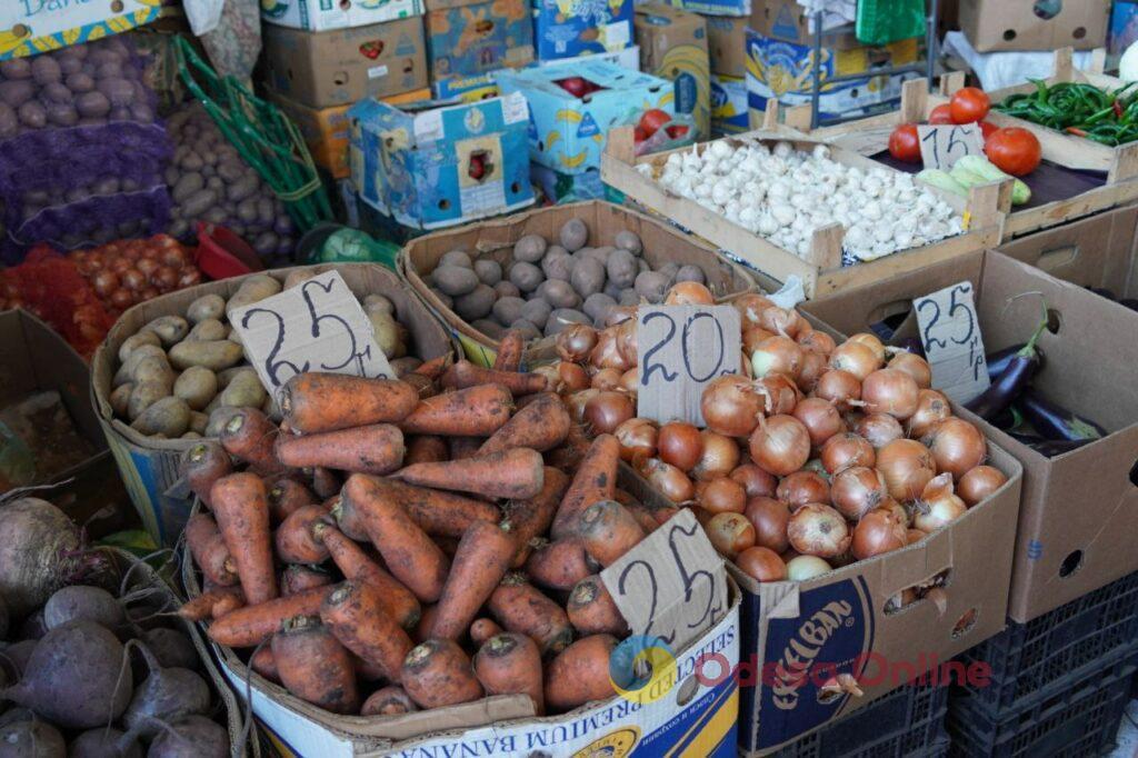 Курица, грибы и перец: субботние цены на одесском Привозе