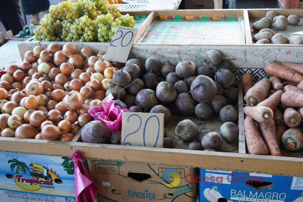 Сало, «сині» та виноград: суботні ціни на одеському Привозі