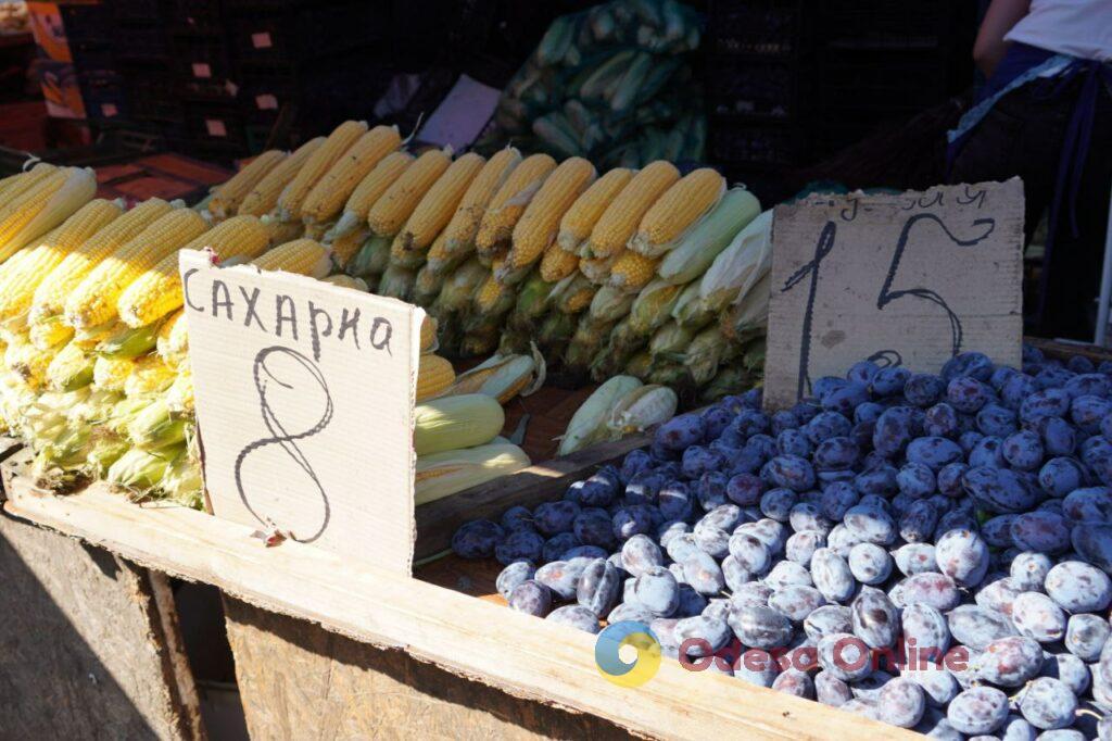 Сало, «синие» и виноград: субботние цены на одесском Привозе