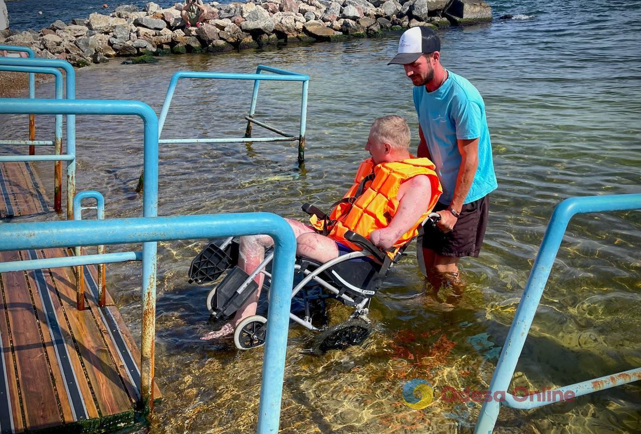 Военнослужащие, получившие ранения, посетили инклюзивный пляж в Одессе