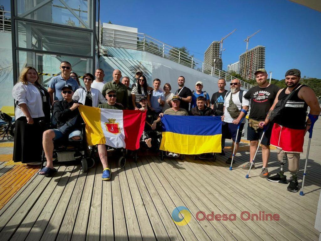 Військовослужбовці, які отримали поранення, відвідали інклюзивний пляж в Одесі
