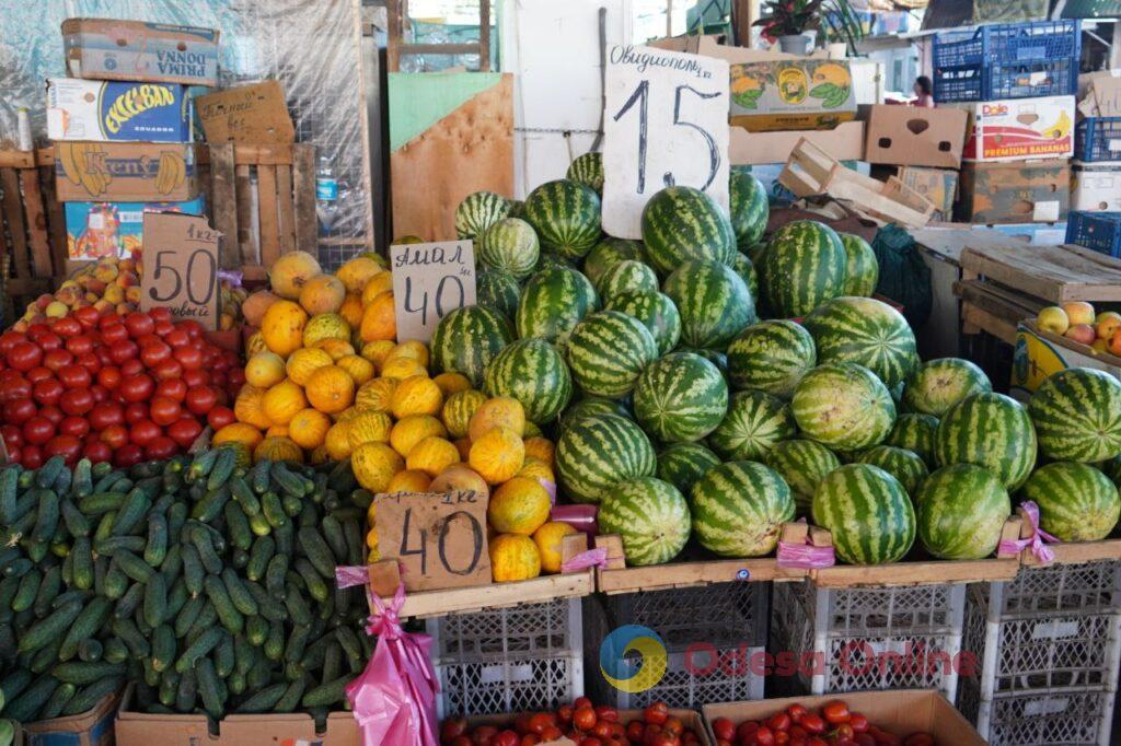 Огірки, яблука та сало: суботні ціни на одеському «Привозі»