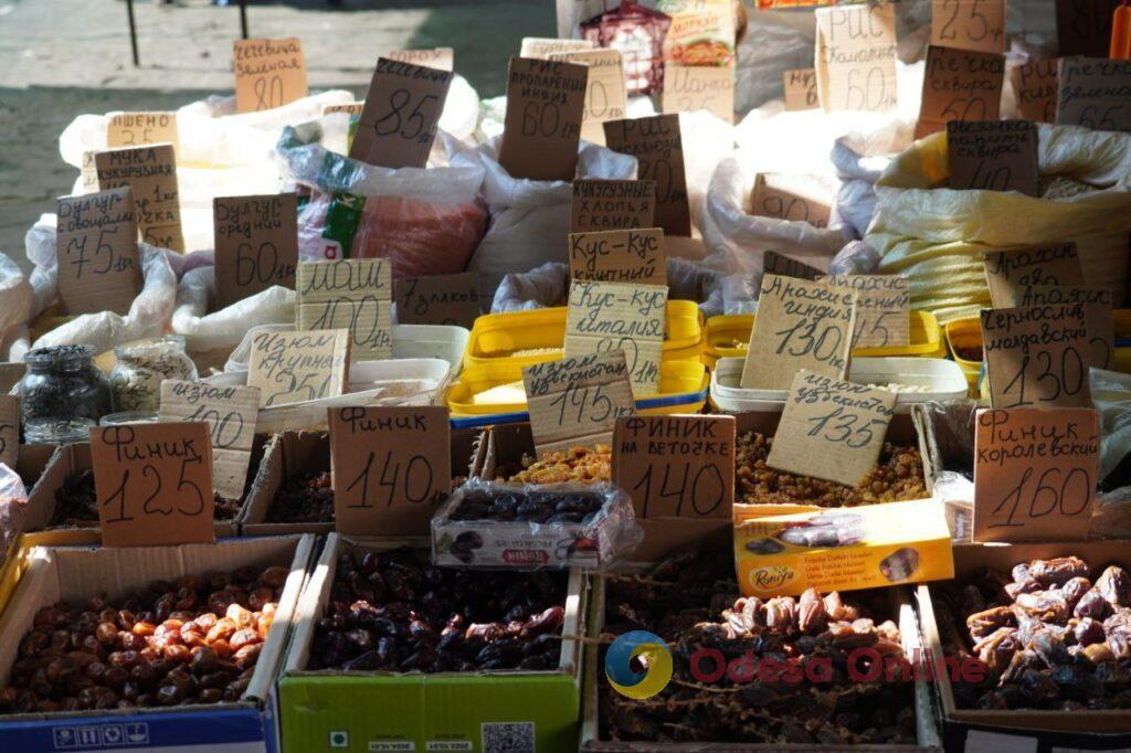 Огірки, яблука та сало: суботні ціни на одеському «Привозі»
