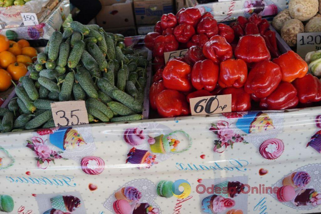 Огурцы, яблоки и сало: субботние цены на одесском «Привозе»