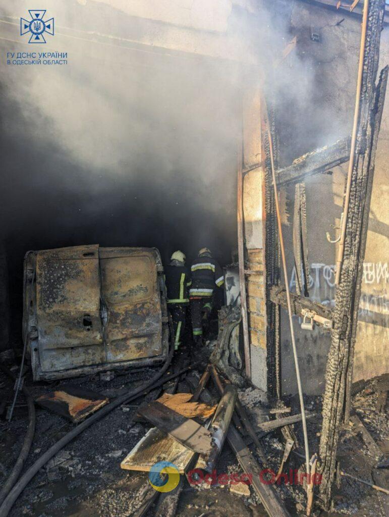 Одеса: на Слободці згорів гараж з мікроавтобусом, є постраждалий (фото)