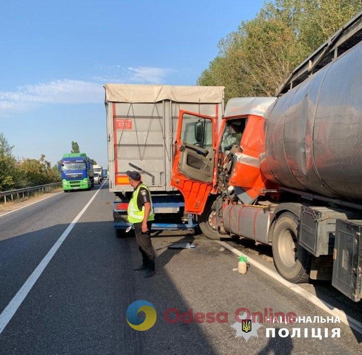 На трассе Одесса-Рени столкнулись два грузовика — один из водителей погиб