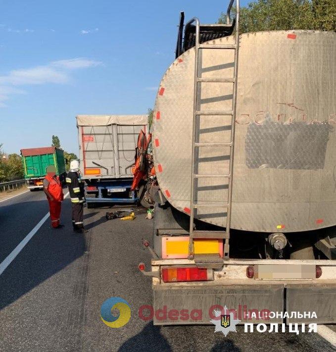 На трассе Одесса-Рени столкнулись два грузовика — один из водителей погиб