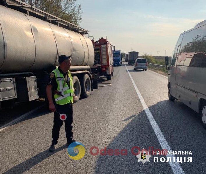 На трасі Одеса-Рені зіштовхнулися дві вантажівки — один з водіїв загинув