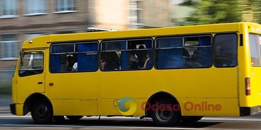 У Подільську з маршрутного таксі на ходу випала жінка