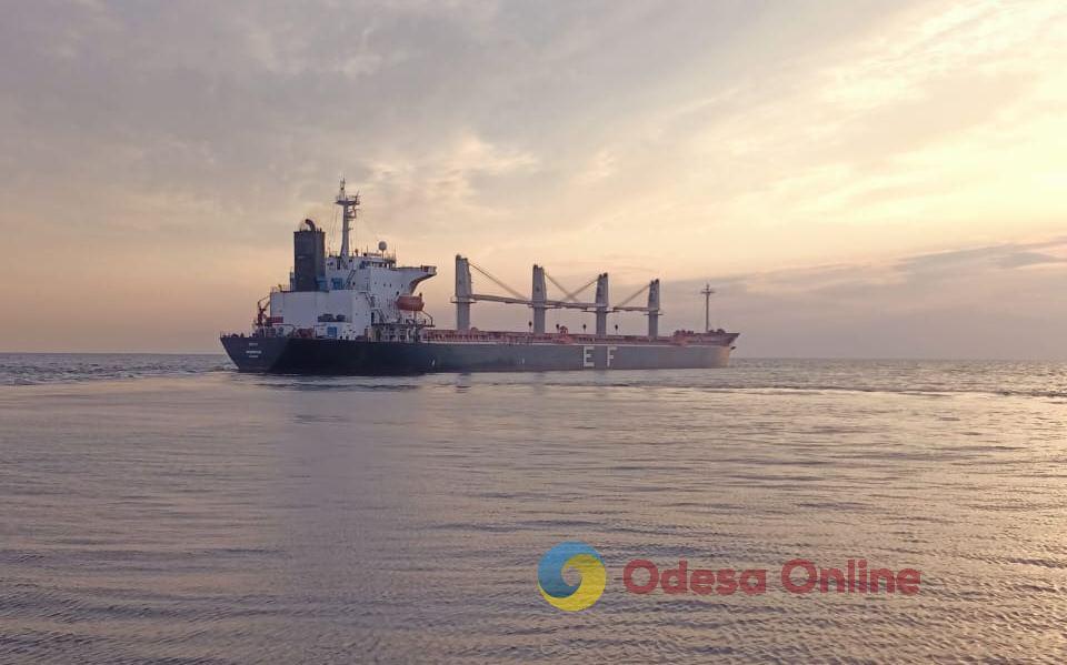 З двох портів Одеської області вийшли ще три судна з агропродукцією і залізною рудою