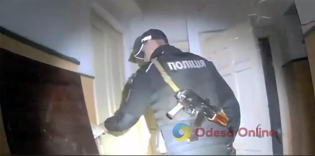 Не пила и не ела почти неделю: одесские патрульные выломали дверь в квартиру пенсионерки