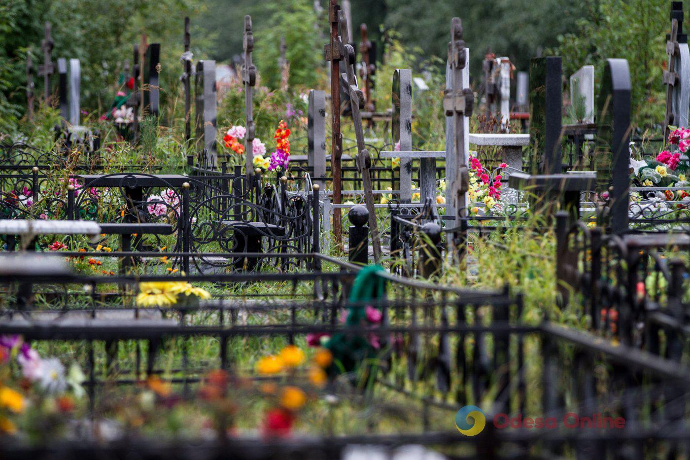 Одеситка на місці поховання своєї матері виявила могилу іншої людини