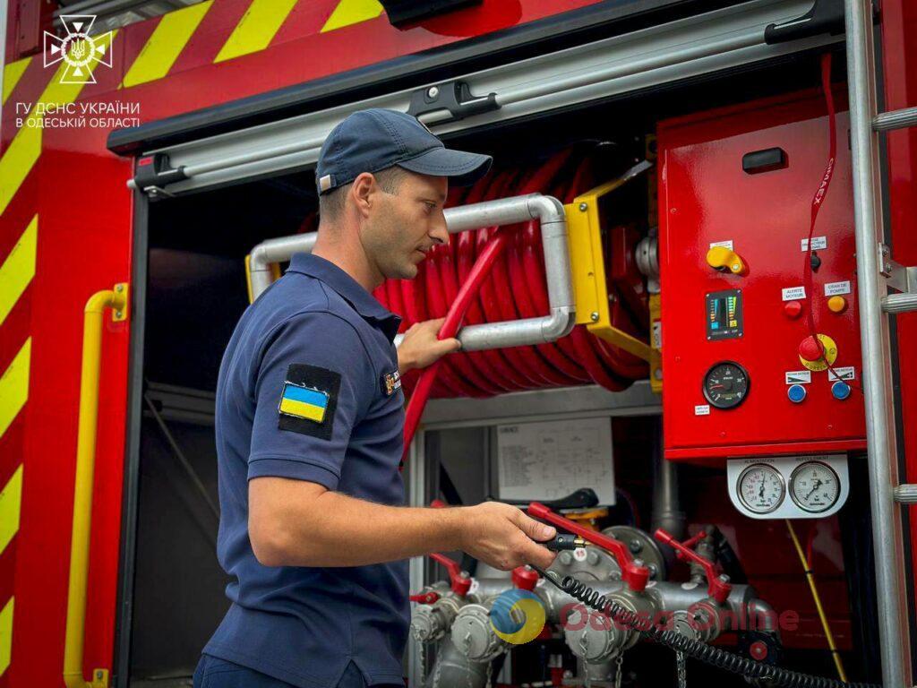 Гуманитарная помощь: одесские спасатели получили современную пожарную автоцистерну