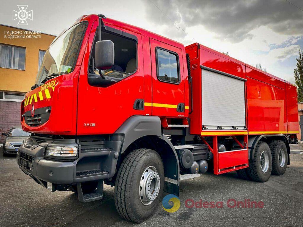 Гуманитарная помощь: одесские спасатели получили современную пожарную автоцистерну