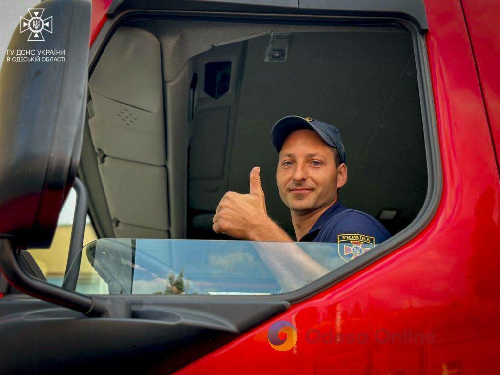 Гуманитарная помощь: одесские спасатели получили современную пожарную автоцистерну