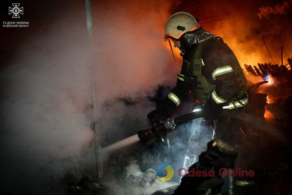 В селе в Одесской области спасатели уберегли дом от уничтожения огнем