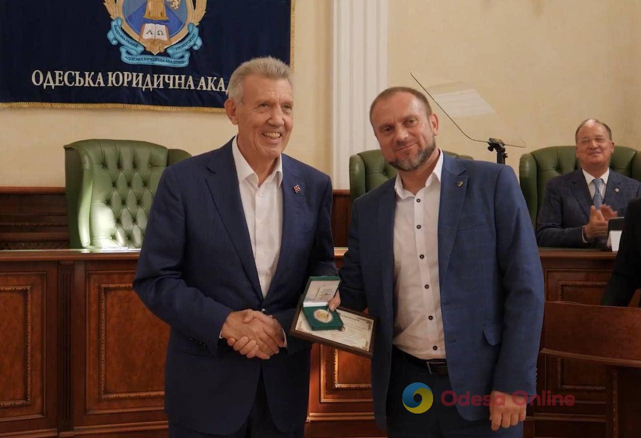 Кивалов наградил директора одесского управления НАБУ