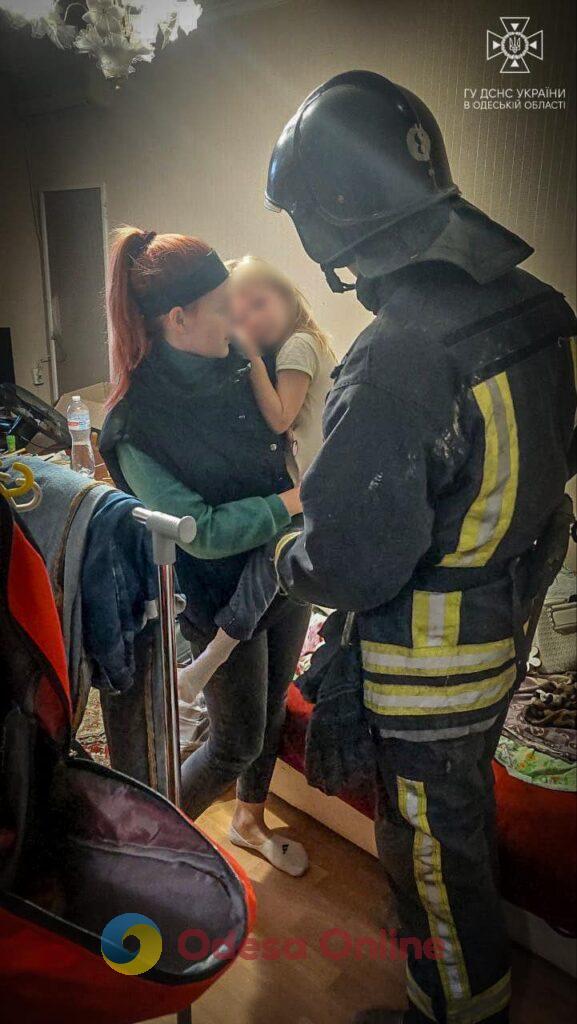 Одесские спасатели освободили 4-летнюю девочку, которая закрылась квартире