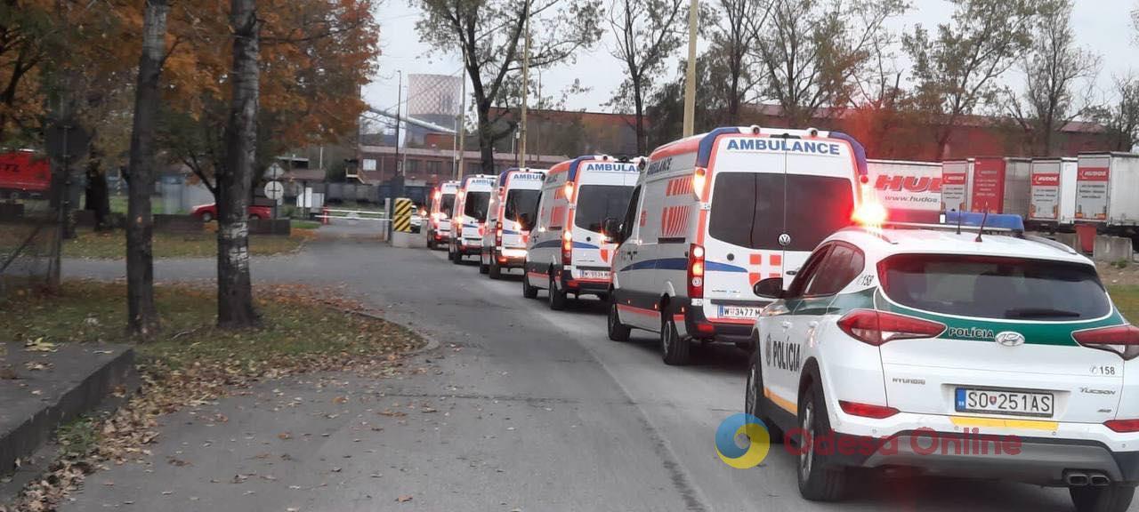 Гуманитарная помощь: Одесская область получила 5 современных автомобилей скорой помощи