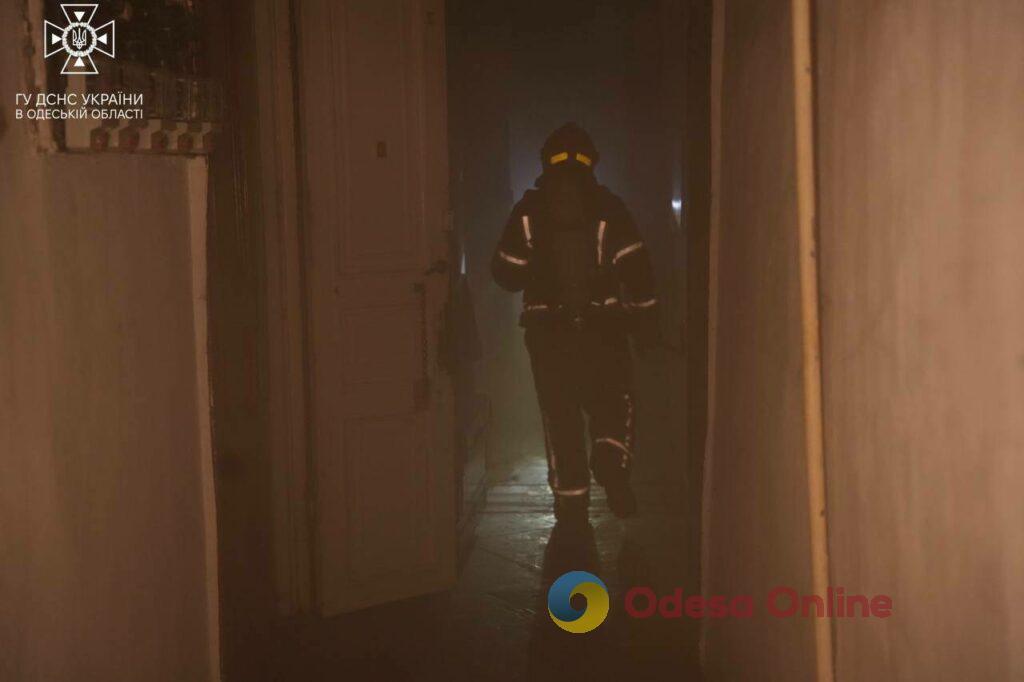 В центре Одессы произошел пожар в жилом доме (фото, видео)