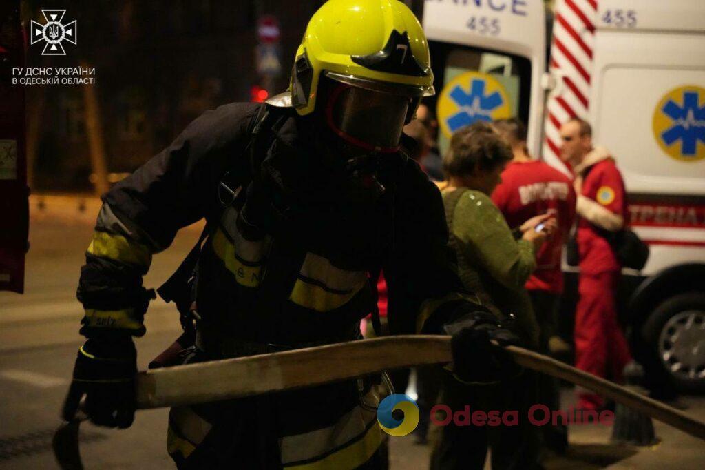 В центре Одессы произошел пожар в жилом доме (фото, видео)