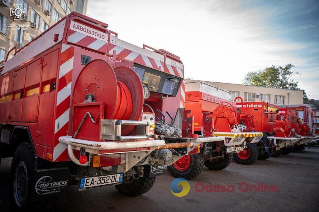 Благодійна допомога: рятувальники Одещини отримали шість автоцистерн підвищеної прохідності