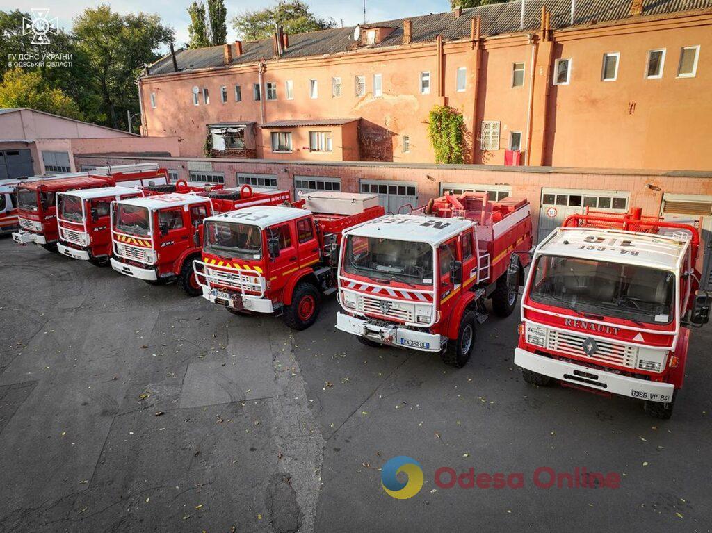 Благотворительная помощь: спасатели Одесской области получили шесть автоцистерн повышенной проходимости