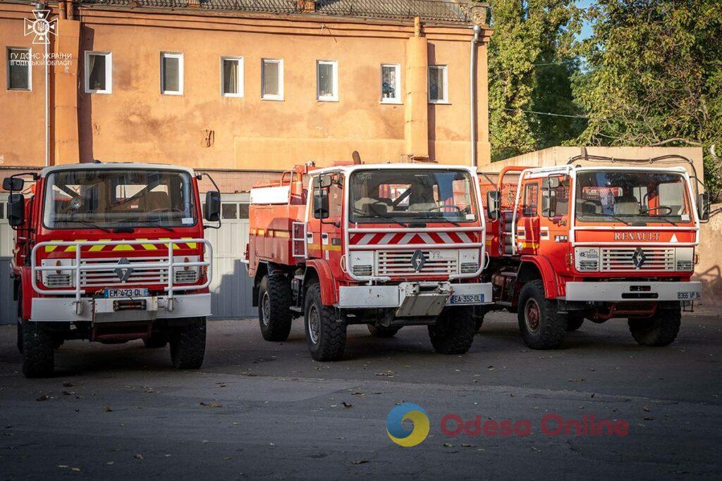 Благотворительная помощь: спасатели Одесской области получили шесть автоцистерн повышенной проходимости